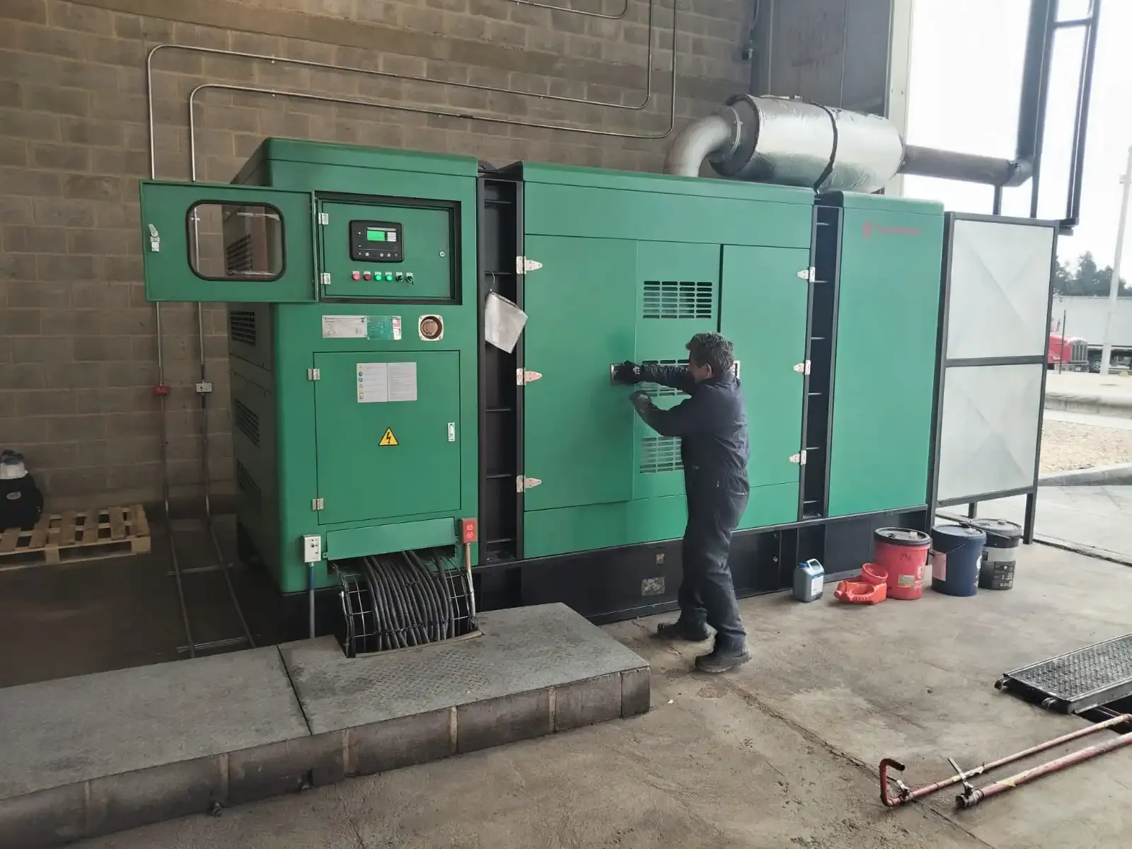 Planta eléctrica verde de TECNAPCO para montajes